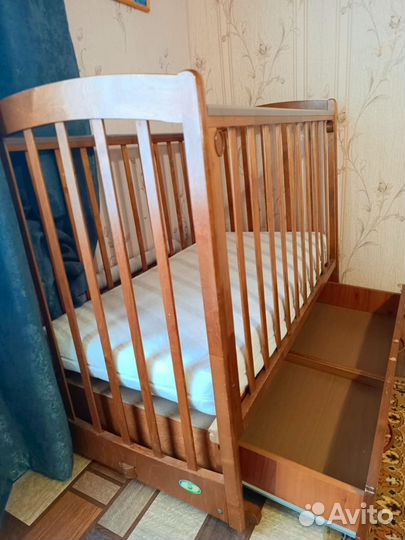 Детская кроватка с маятником