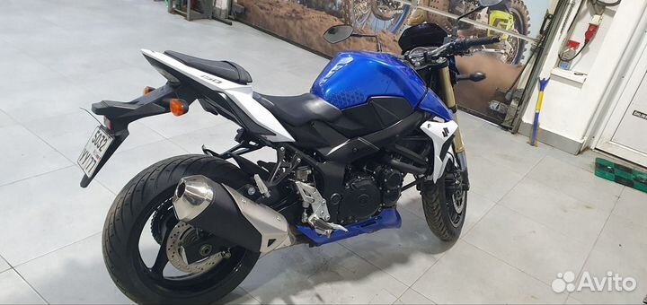 Suzuki gsr 750