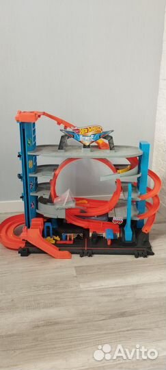 Игровой трек Hot Wheels Гараж Мега Акула