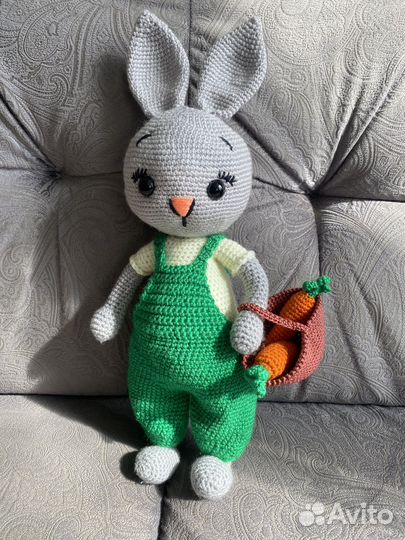 Заяц в комбинезоне