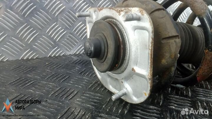 Стойка передняя правая Volvo XC90 рест. 2006