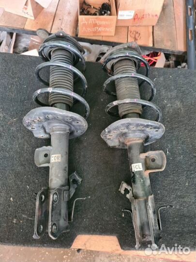 Амортизатор передний Nissan X-Trail T30 2003