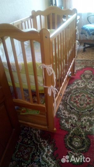 Детская кроватка с маятником