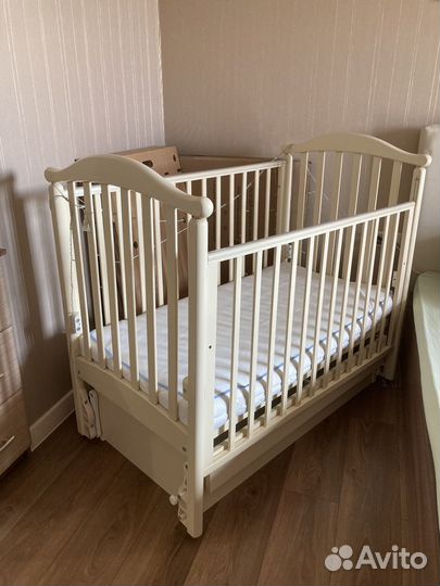 Детская кроватка с маятником и ящиком