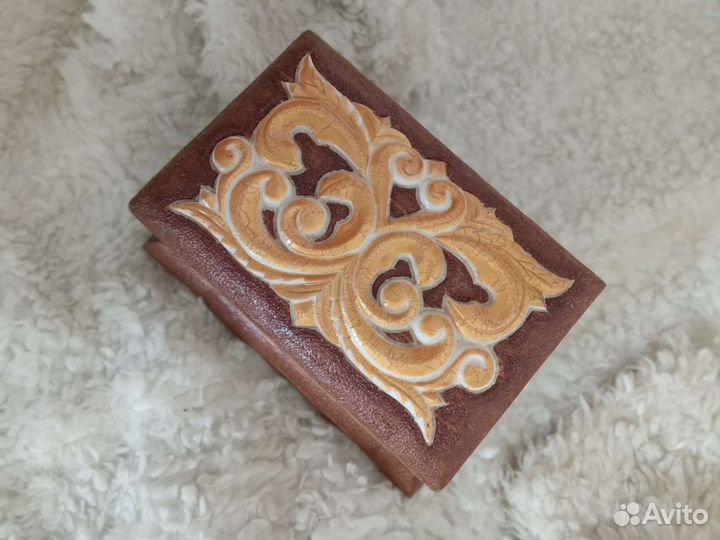 Деревянная шкатулка
