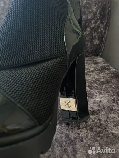 Продам женские ботинки