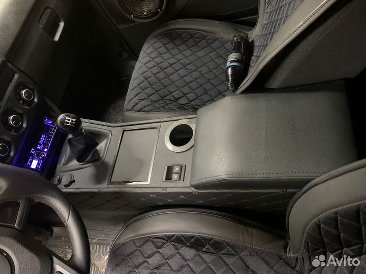 Подлокотник (консоль ) нива