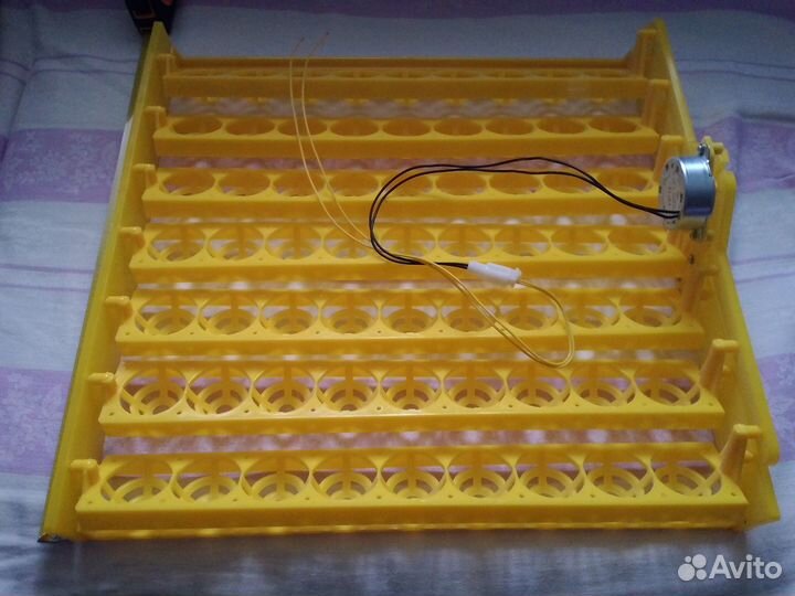 Лоток в инкубатор на 63 куриных яица с двигателем