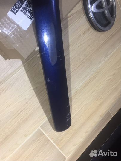 Молдинг переднего бампера правый Toyota Avensis II