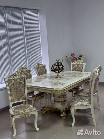 Стол и стулья для кухни. В наличии