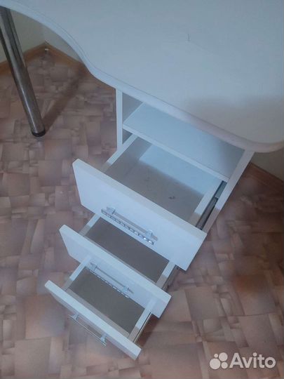 Маникюрный стол