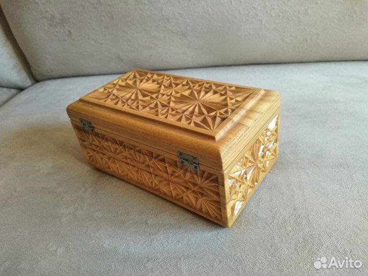 Шкатулка резная из дерева