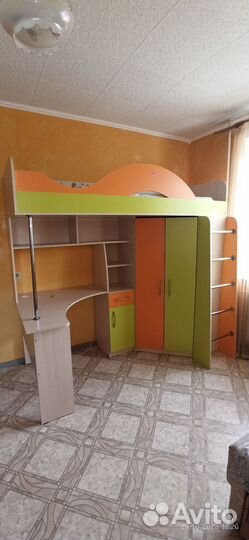 Детская кровать чердак со столом и шкафом