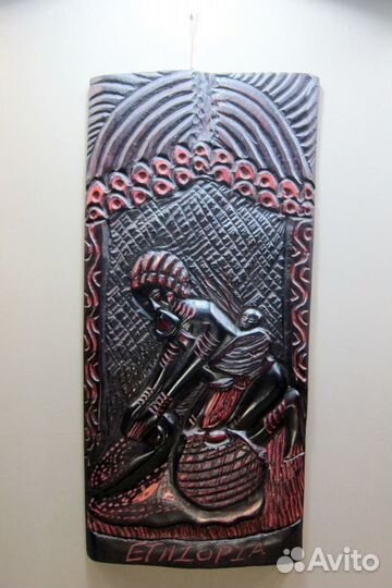 Резное панно, женщина стирает, племя Мурси Африка