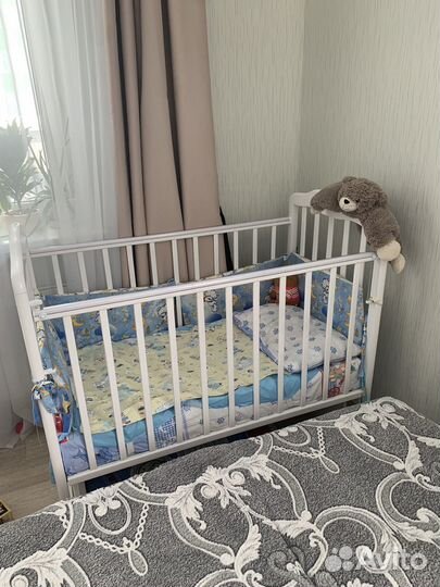 Детская кроватка с маятником