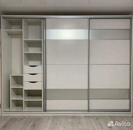 Книжный шкаф