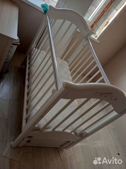 Детская кроватка с маятником