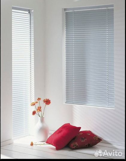 Горизонтальные жалюзи зеленого цвета