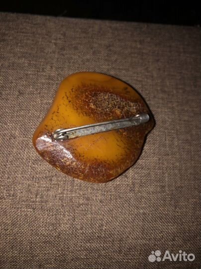 Брошь янтарь(самородок)