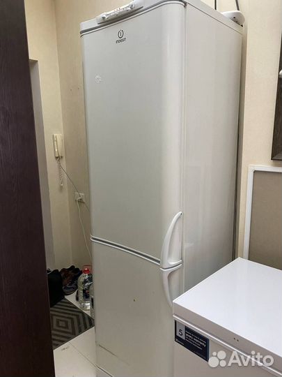 Холодильник б/у indesit C240G