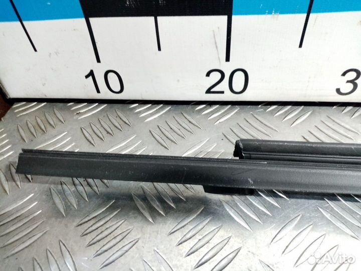 Б/У Накладка стекла переднего левого#001