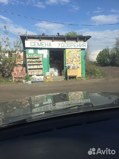 Продавец в киоск на улице, разнорабочий