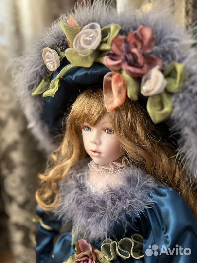 Кукла фарфоровая