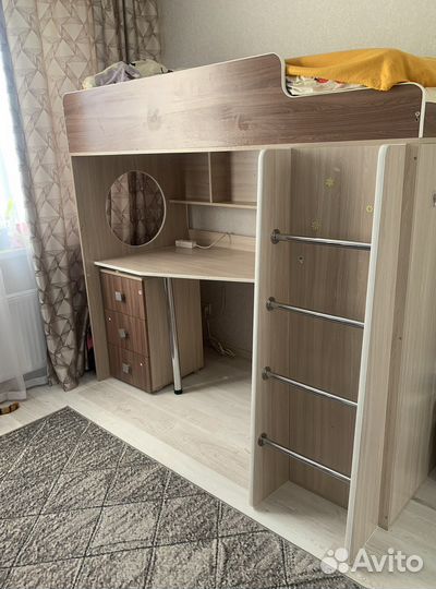 Детская кровать чердак со столом и шкафом
