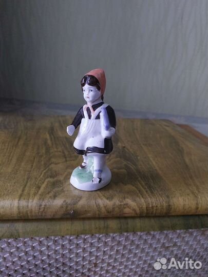 Фарфоровая статуэтка 