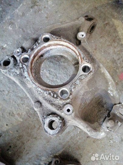 Кулак поворотный передний правый Volkswagen Passat