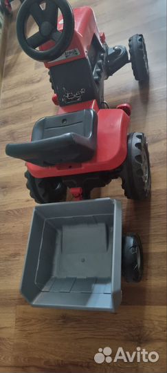 Детский трактор с педалями и прицепом