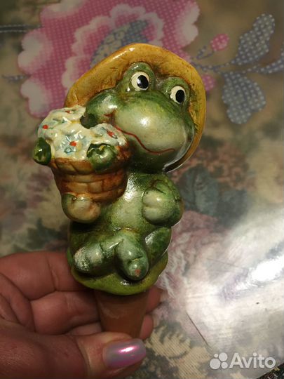 Керамические фигурки, опора для цветов