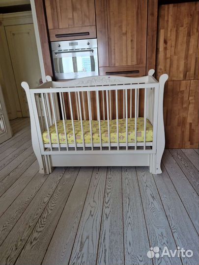 Детская кроватка с маятником и ящиком