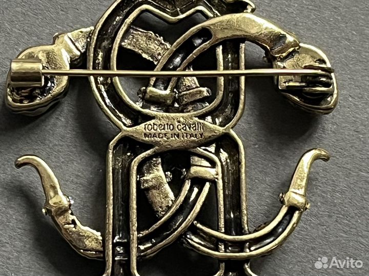 Эффектная брошь Roberto Cavalli