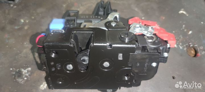 Замок задней правой двери touareg gp