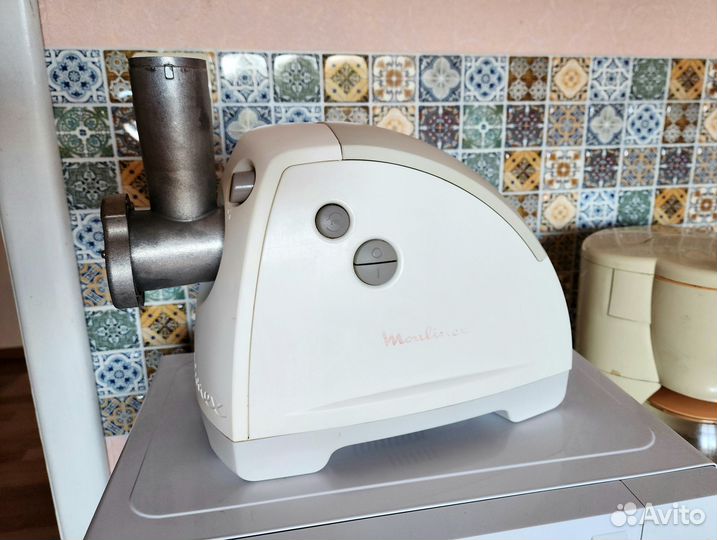 Электрическая мясорубка Moulinex DKA2