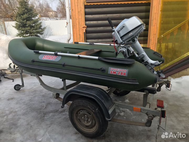 Лодка с мотором и прицепом