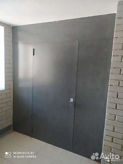 Тамбурная дверь на общий коридор,кладовки