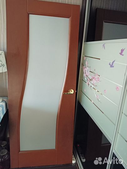 Дверь межкомнатная,дерево массив б/у,с мат стеклом