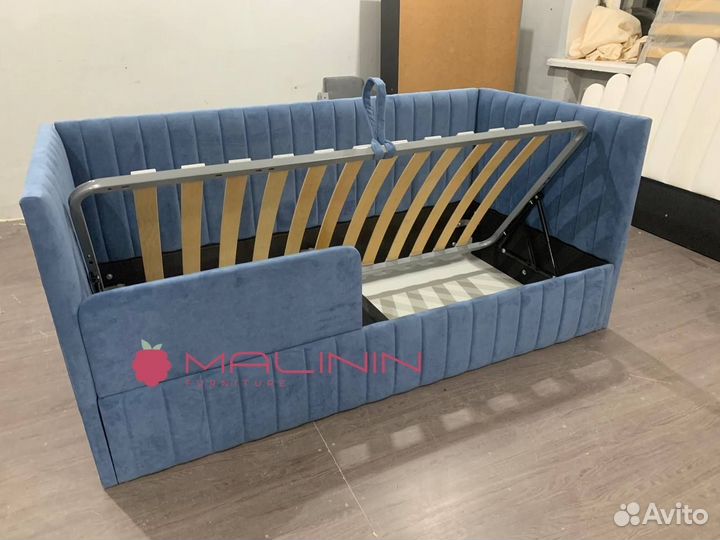 Детская кроватка с бортиками