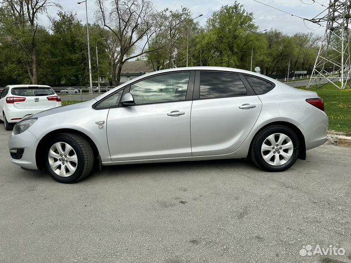 Opel Astra 1.6 МТ, 2014, битый, 135 000 км