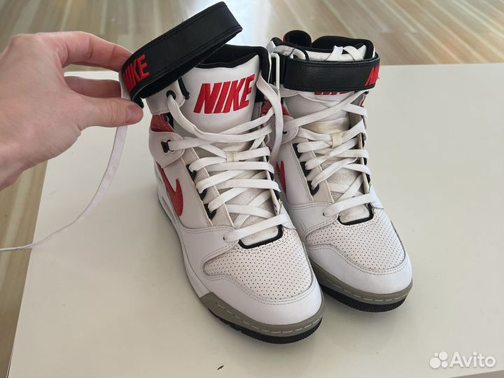 Кроссовки на танкетке nike