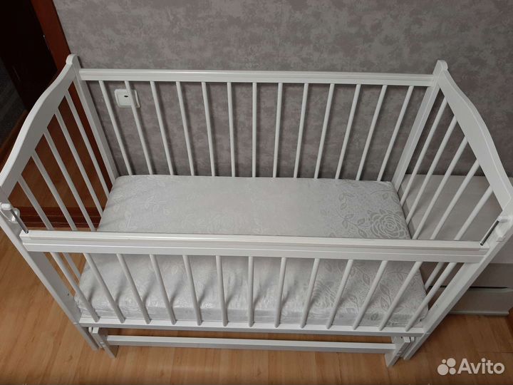 Детская кроватка с маятником