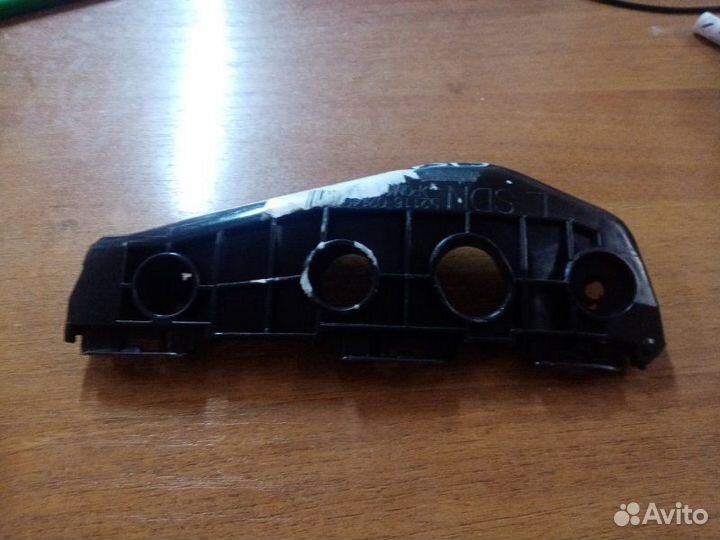 Крепление бампера переднее левое Toyota Corolla