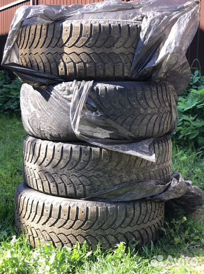 Bridgestone Blizzak Spike-02 215/60 R16