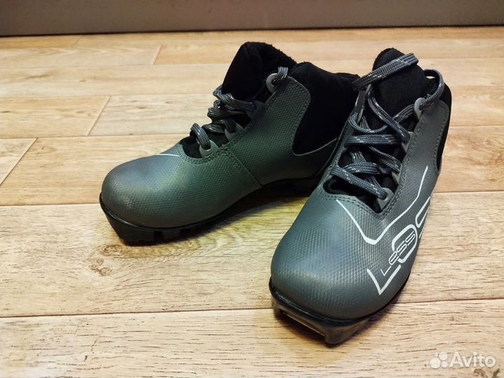 Продаю коньки и ботинки лыжные р-р 37для мальчика