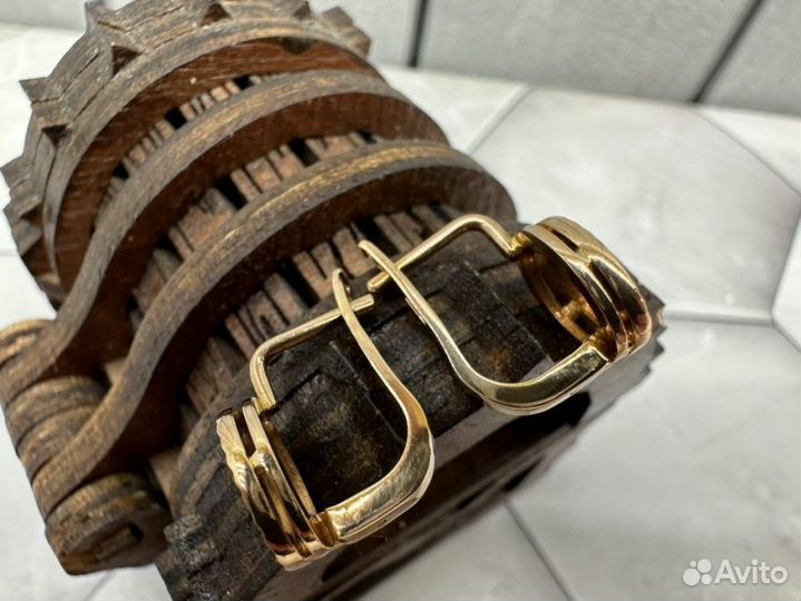 Золотые серьги 585 пробы массой 4.5 грамма