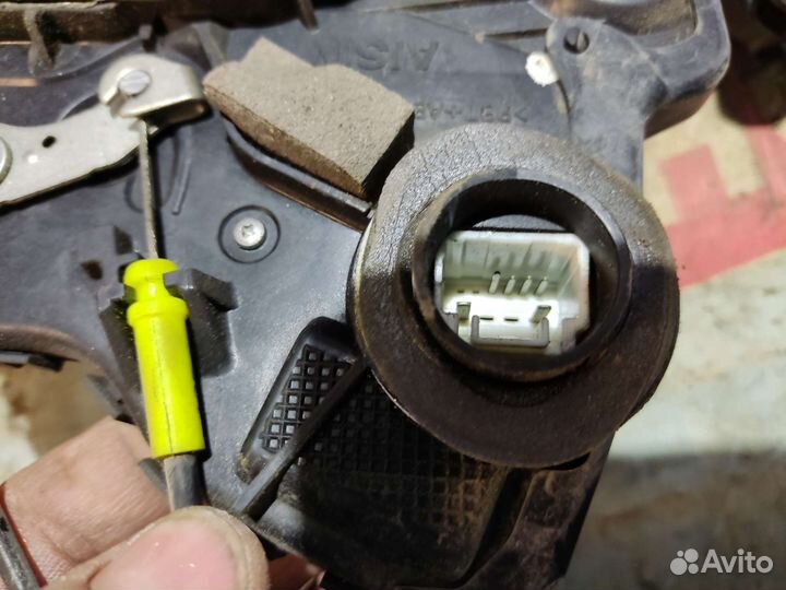 Замок двери toyota avensis т 250