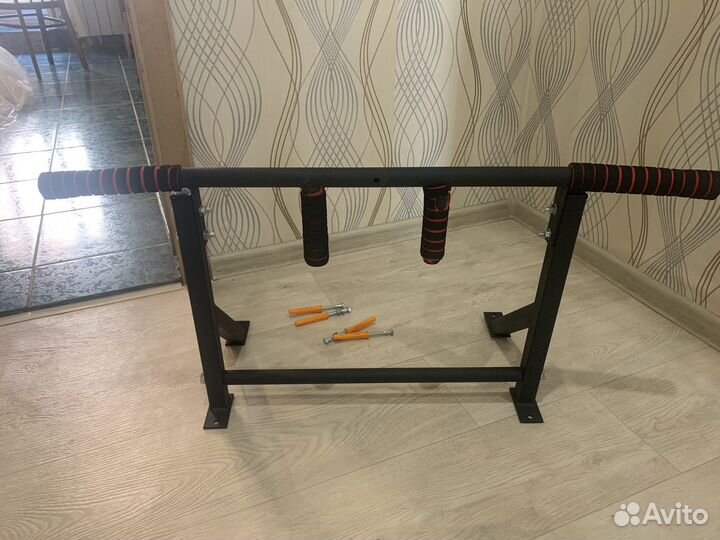 Турник настенный