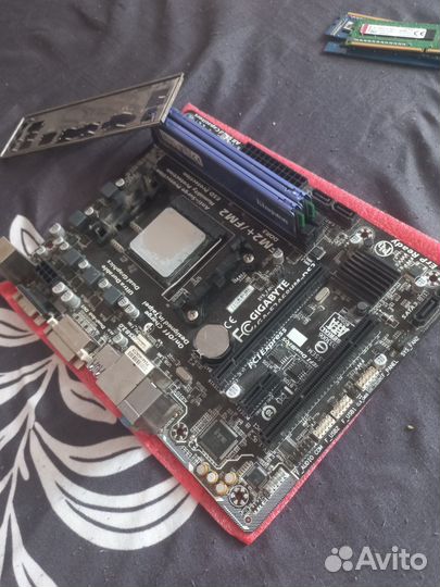 Материнская плата с процессором и памятью